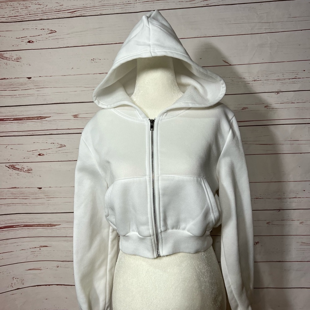 Cropped white sweatshirt